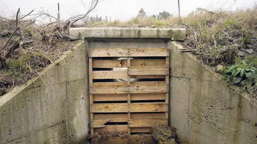 Canalización de agua tapada para impedir el acceso de animales a la autopista, en Dozón.  // Bernabé/J. Lalín