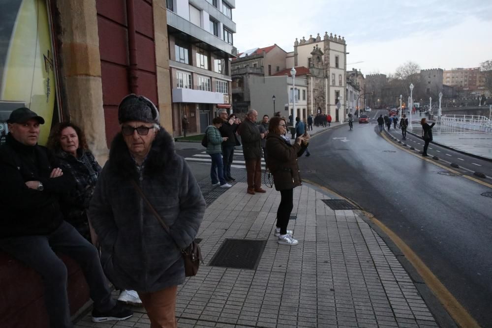 Las olas chocan contra el muro de San Lorenzo