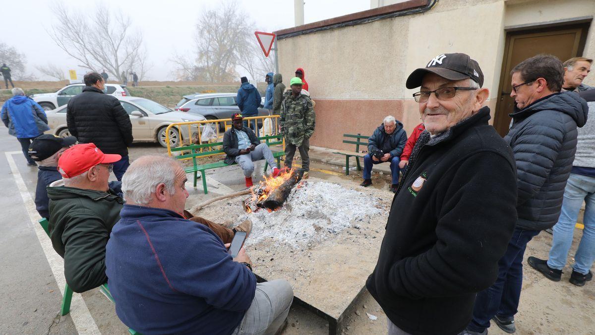 Los vecinos de Pradilla se calientan alrededor de una hoguera.