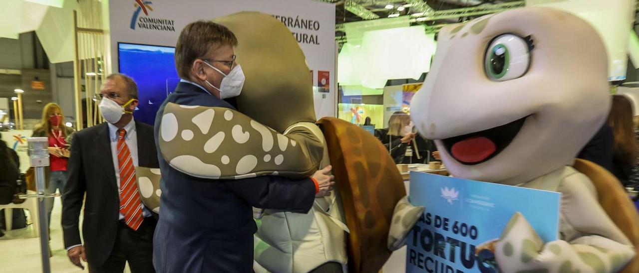 El presidente Ximo Puig se abraza a una «tortuga» símbolo del trabajo de la Comunidad Valenciana por la sostenibilidad. |