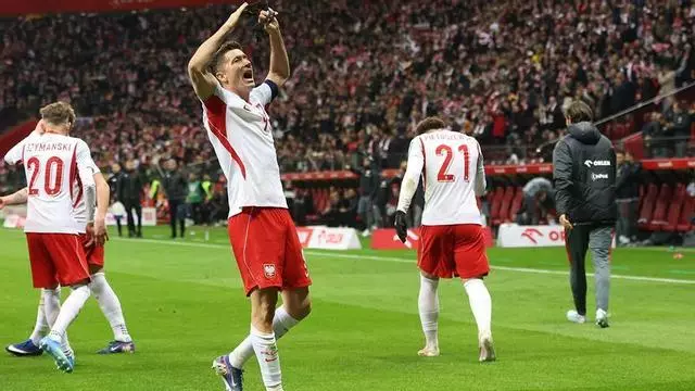 Lewandowski marca un gol trascendental con Polonia