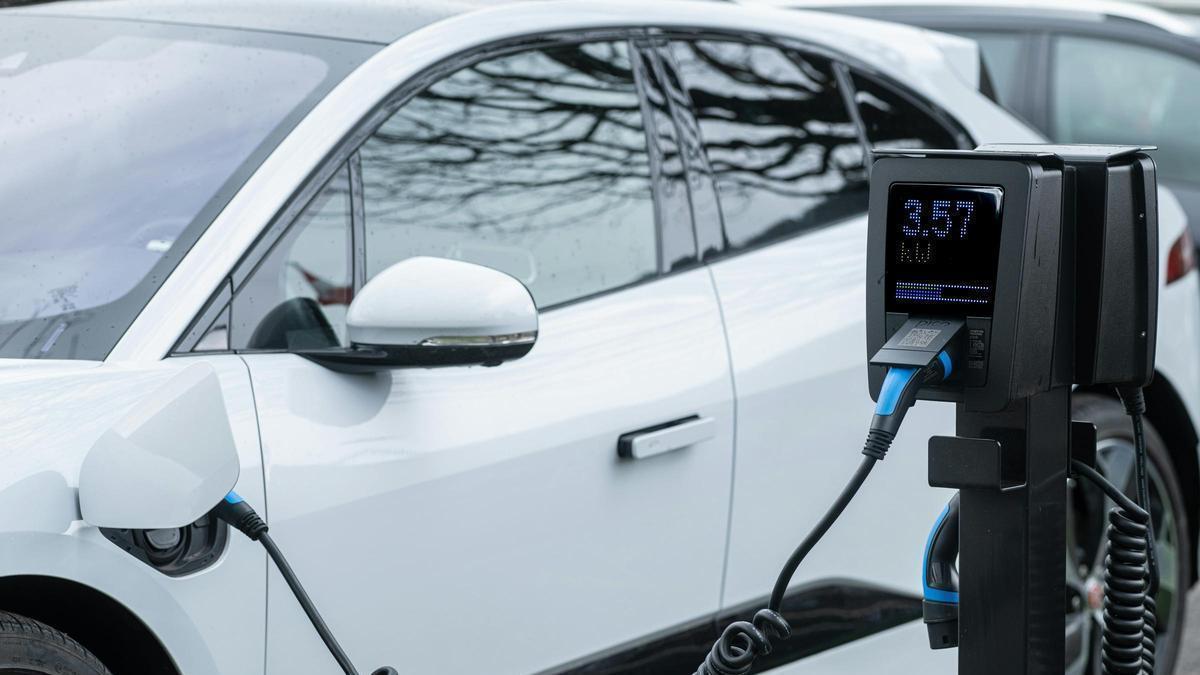 Un coche eléctrico en un cargador.
