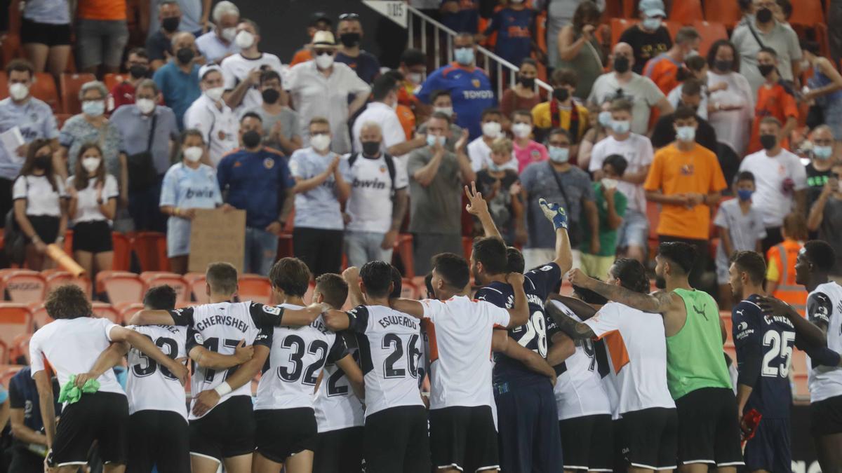 La plantilla del Valencia CF celebra el Trofeu Taronja