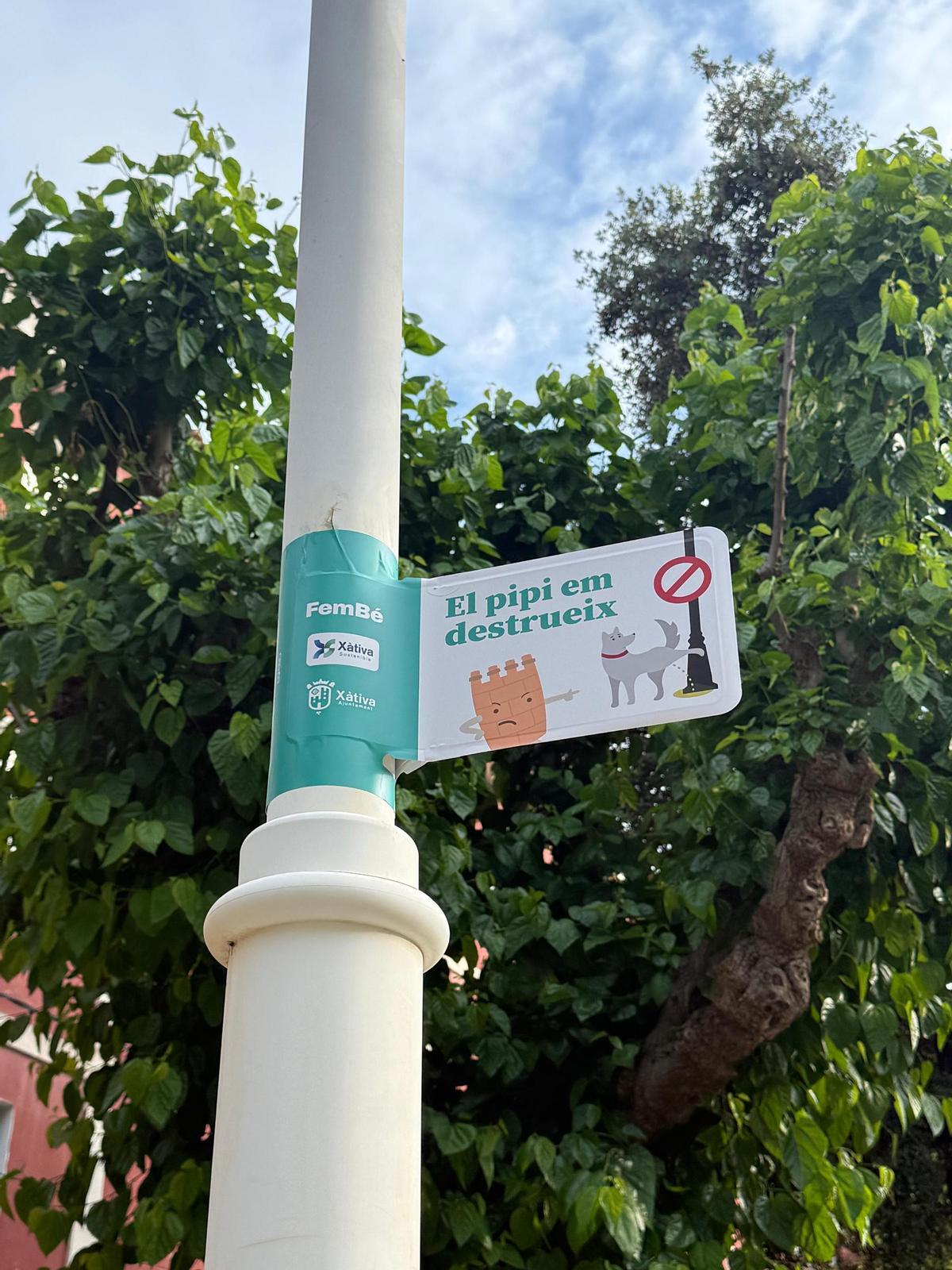 Una de las banderolas colocadas en Xàtiva con la campaña "FemBé".