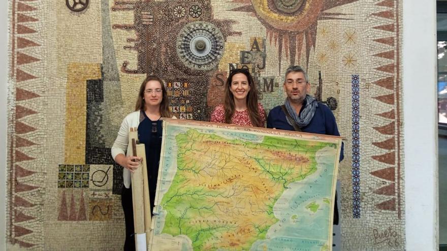 Ceadea recibe varios mapas escolares antiguos para el Museo Álvarez