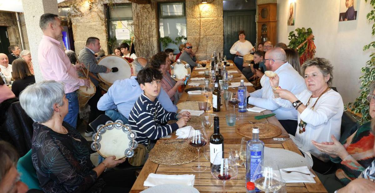 La asociación Xironsa de Corvillón celebra un entretenido almuerzo