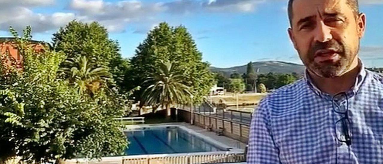 Juan Manuel Vidal Seage, al lado de las piscinas pontecesureñas.