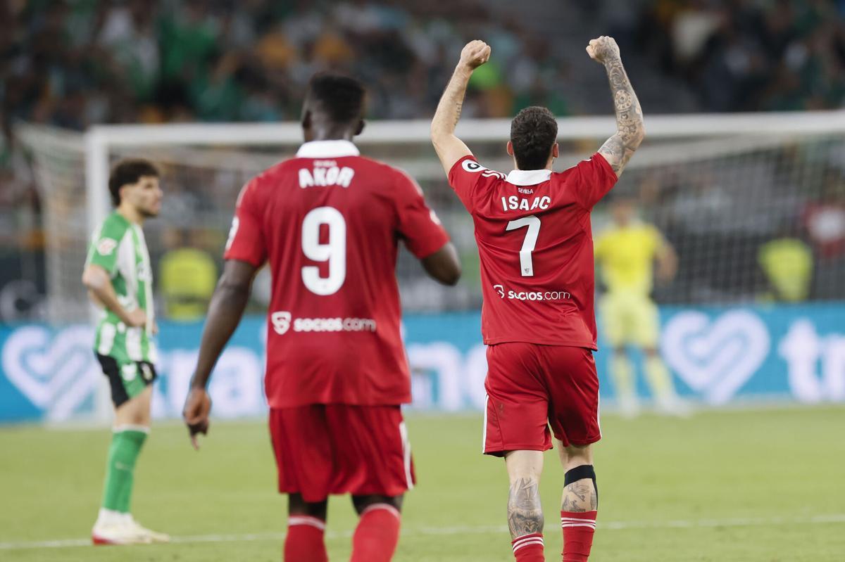 Isaac Romero celebra tras marcar el 2-2, durante el partido de LaLiga de fútbol que Real Betis y Sevilla FC disputan este domingo en el estadio de La Cartuja