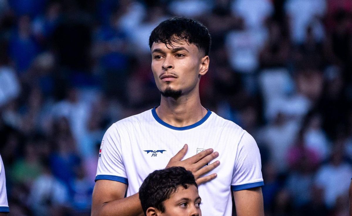 Rafa Núñez durante la interpretación del himno dominicano.