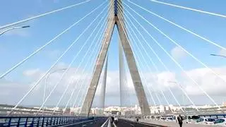 Accidente múltiple con seis heridos en el puente de la Constitución de 1812 en Cádiz