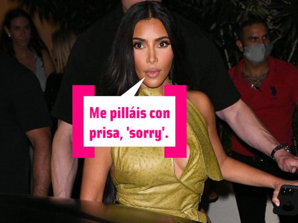 Kim Kardashian entrando al coche