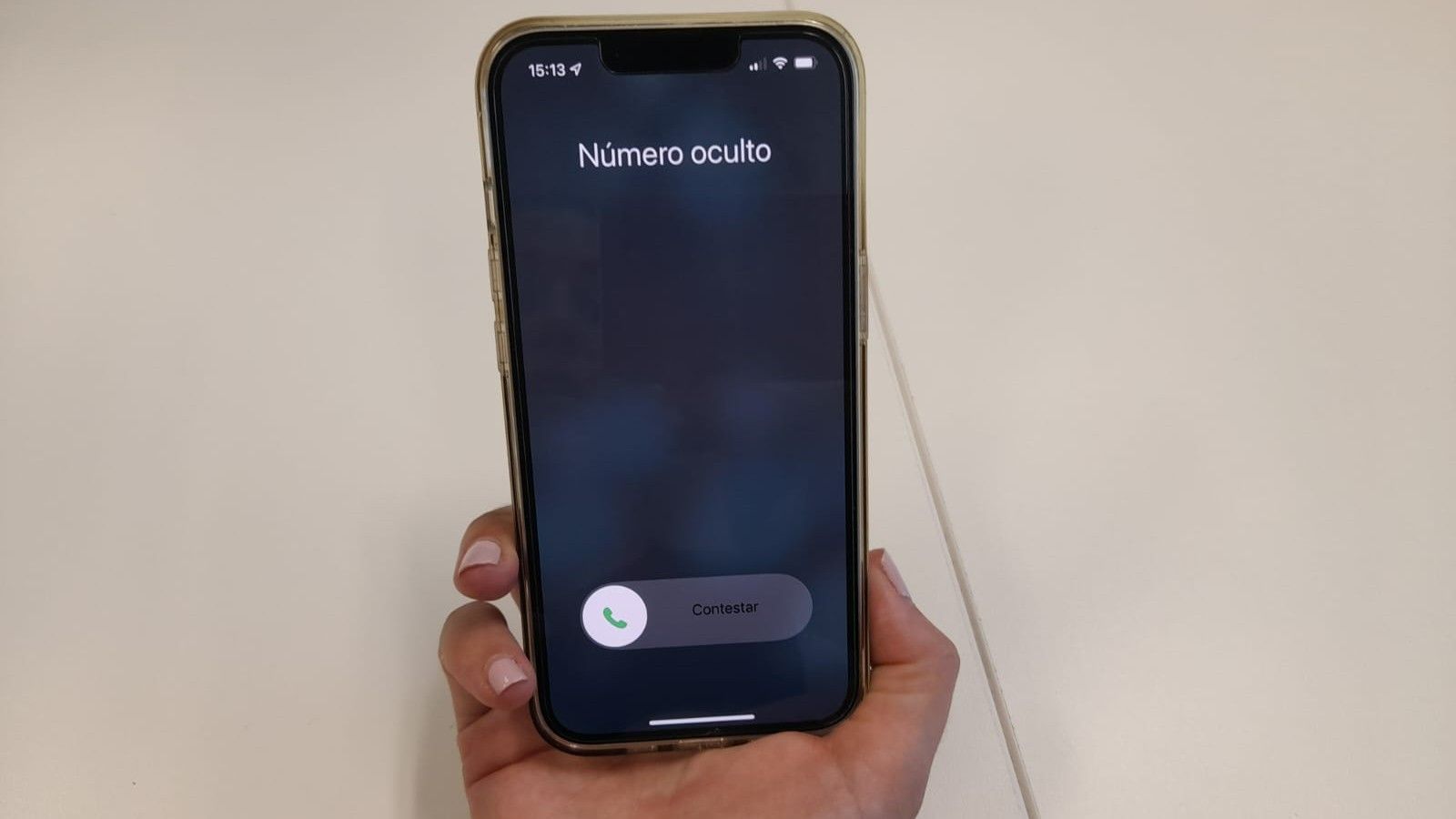 Un teléfono con una llamada entrante oculta