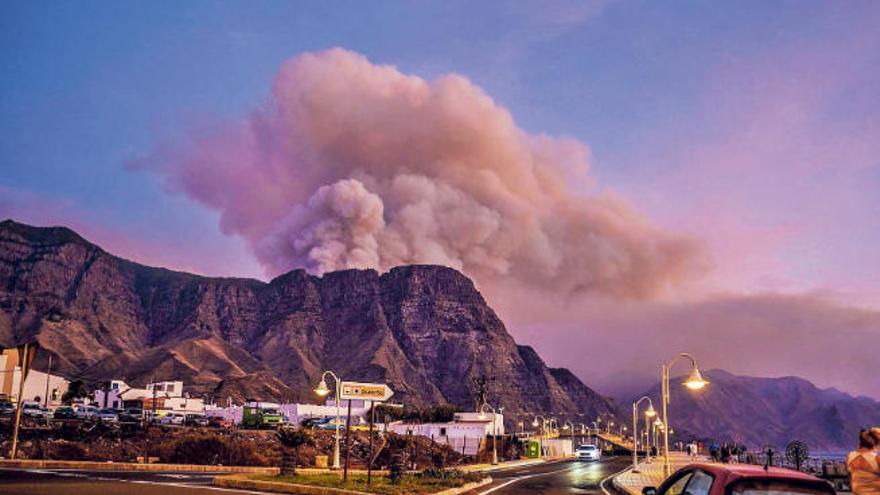 Nube convectiva originada por la potencia del fuego de miles de pinos ardiendo en el macizo de Tamadaba, observada desde la villa de Agaete el domingo 18 de agosto.