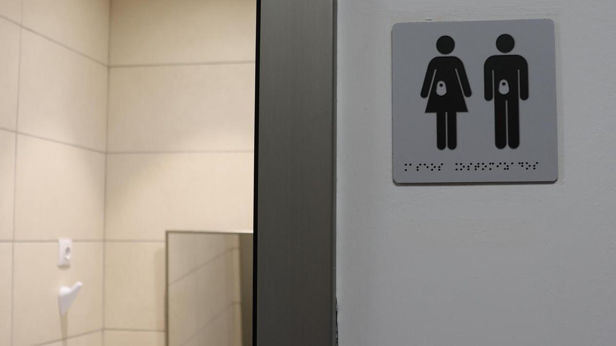 Baño adaptado para personas con ostomía.