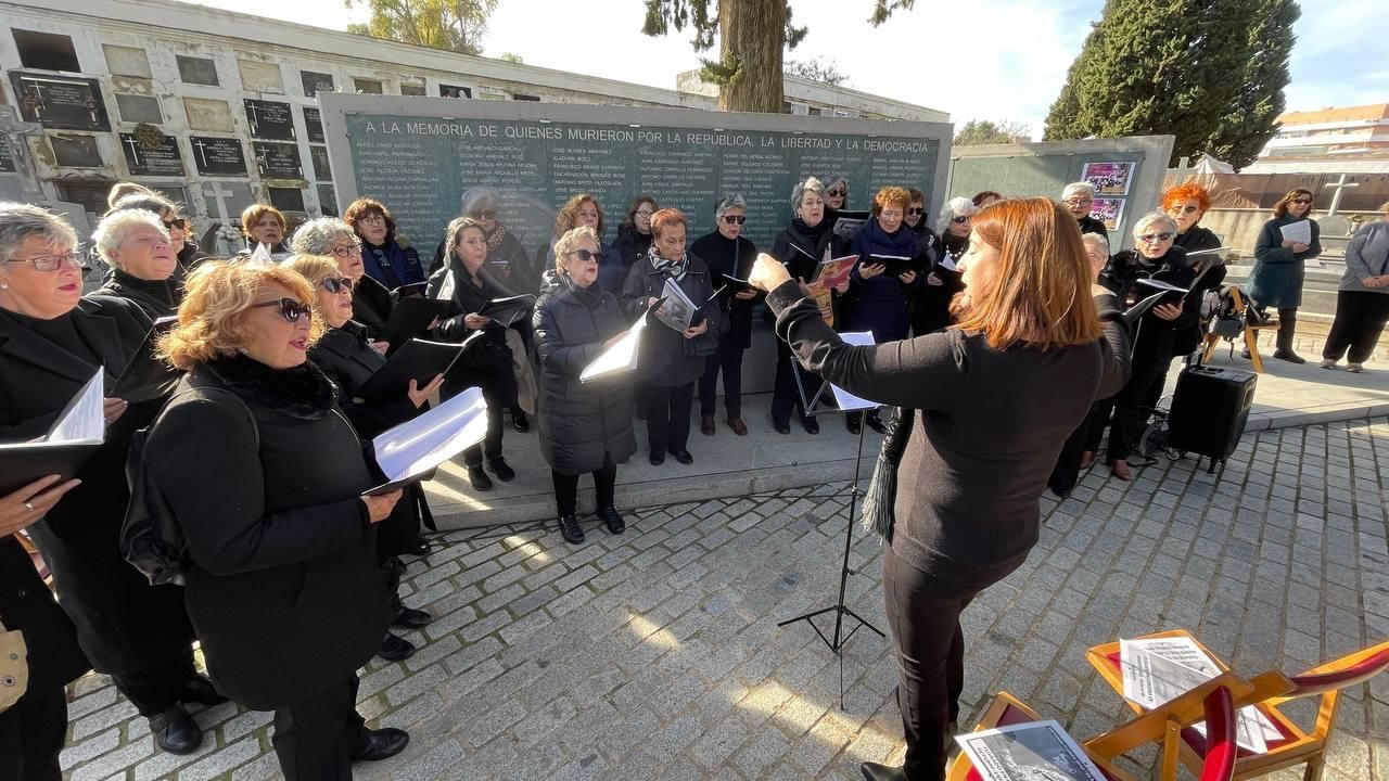 Acto en memoria de las víctimas del franquismo en el cementerio de la Salud