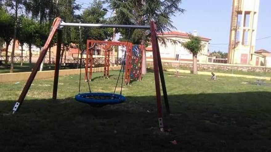 El remodelado parque infantil de Santa Colomba de las Monjas.