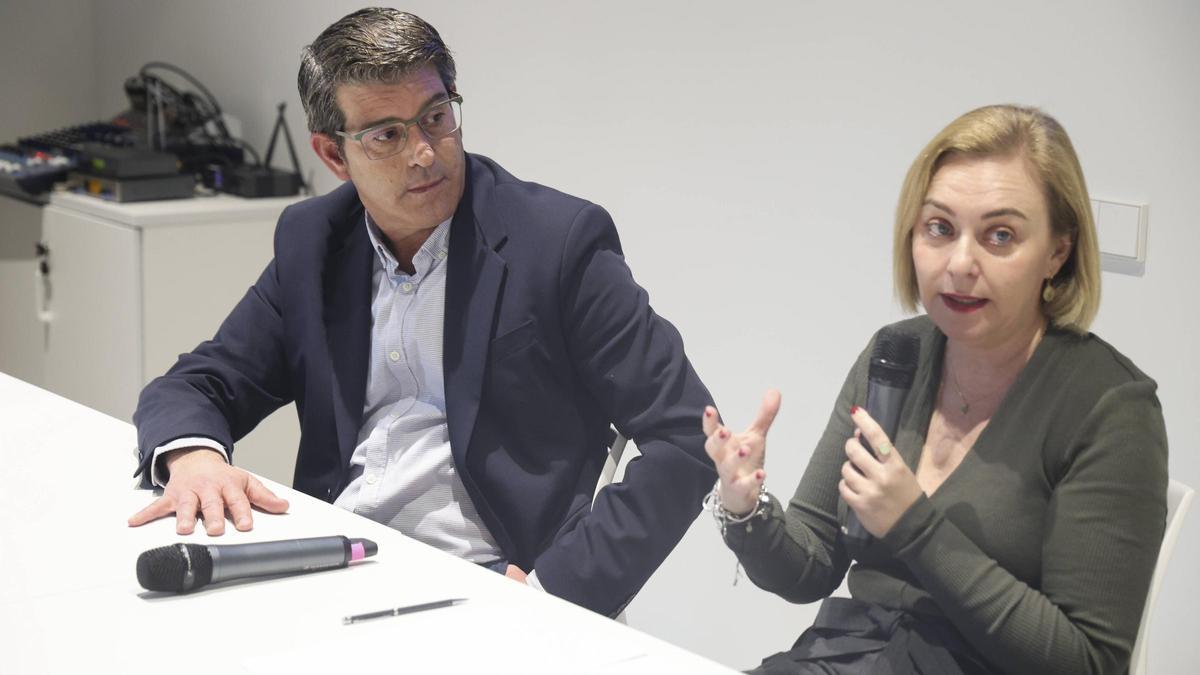 El alcalde de Ontinyent, Jorge Rodríguez, junto a la vicepresidenta de la diputación, Natàlia Enguix, durante la mesa de diálogo del Foro Más que Empresas