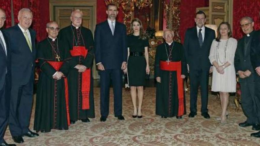 De izda. a dcha., Jorge Fernández, García-Margallo, Santos Abril, Carlos Amigo, los Príncipes, Antonio Cañizares, Rajoy y su mujer, y Ruiz-Gallardón, ayer, en la sede de la embajada en Roma. / Efe