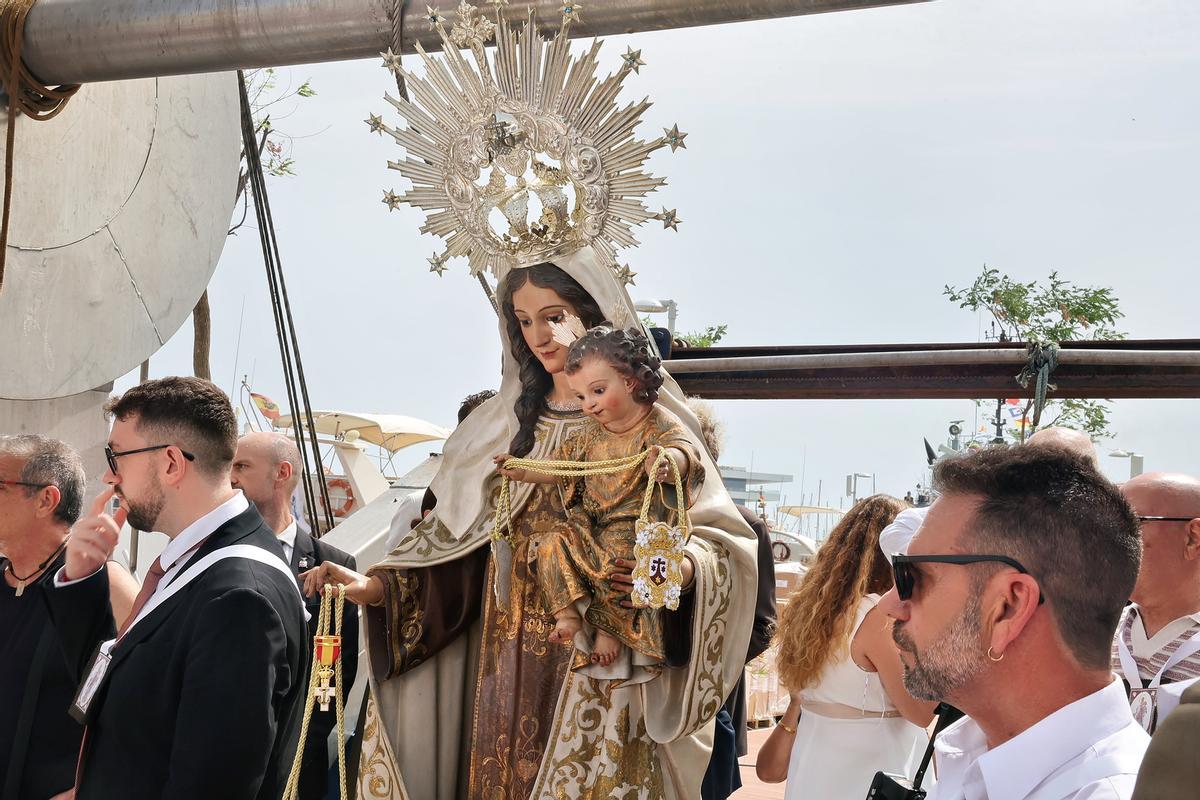 Carmen y Marta acompañan la procesión marinera del Carmen Carmen y Marta acompañan la procesión marinera del Carmen