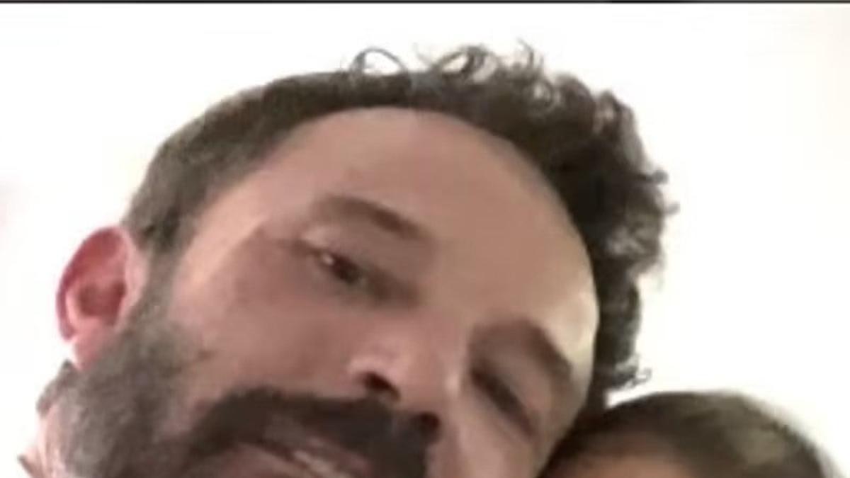 Ben Affleck y Jennifer Lopez se hacen un selfie en su boda