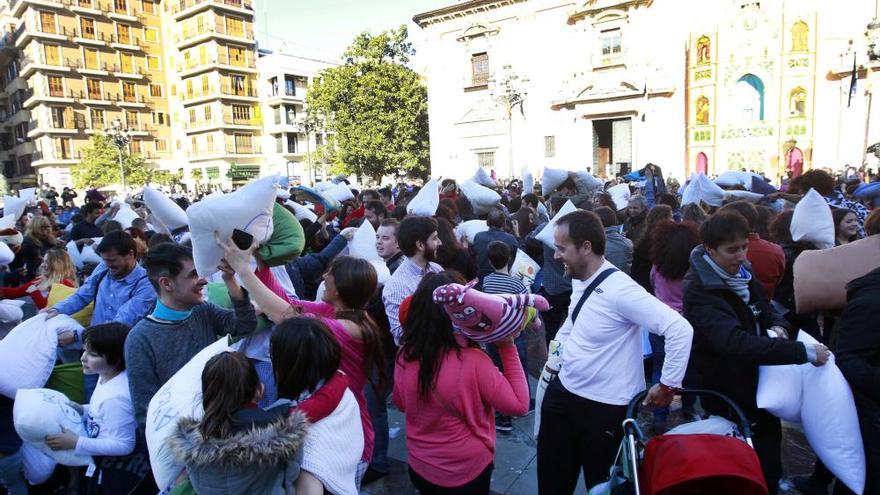 Una multitudinaria batalla de almohadas para alcanzar la felicidad