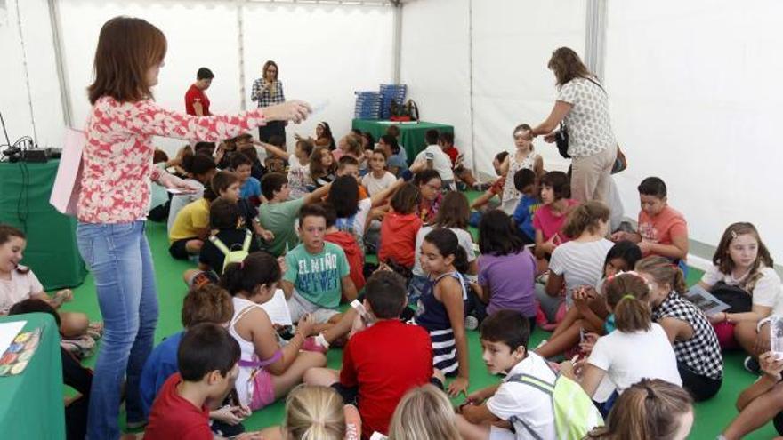 Un árbol, rap y un millar de alumnos para celebrar que "las lenguas son diversidad"