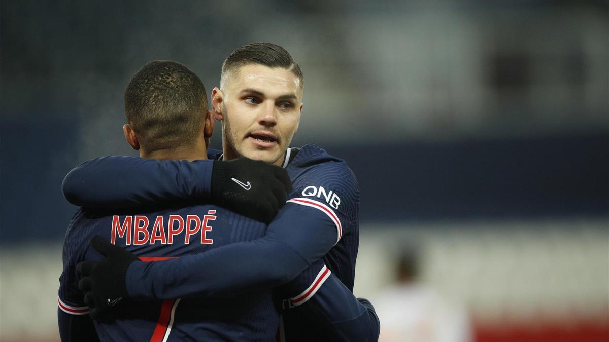 Icardi celebrando un gol con Mbappé