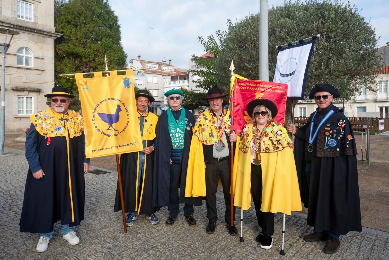 Así desfilaron los cofrades participantes en el XXXI Capítulo da Cofradía do Centolo Larpeiro, en O Grove.