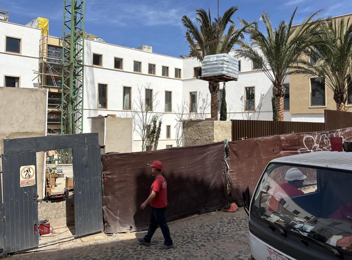 Ajardinamiento del patio del hotel, con acceso desde calle Zapatería.