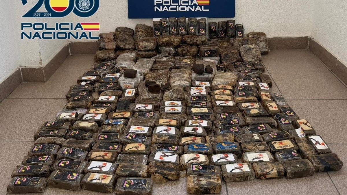Imagen de los casi 28 kilos de hachís intervenidos por la Policía Nacional en un control de tráfico en Córdoba.