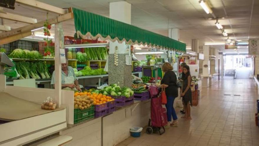 Los placeros del Mercado Central abren la puerta al traslado a la primera planta