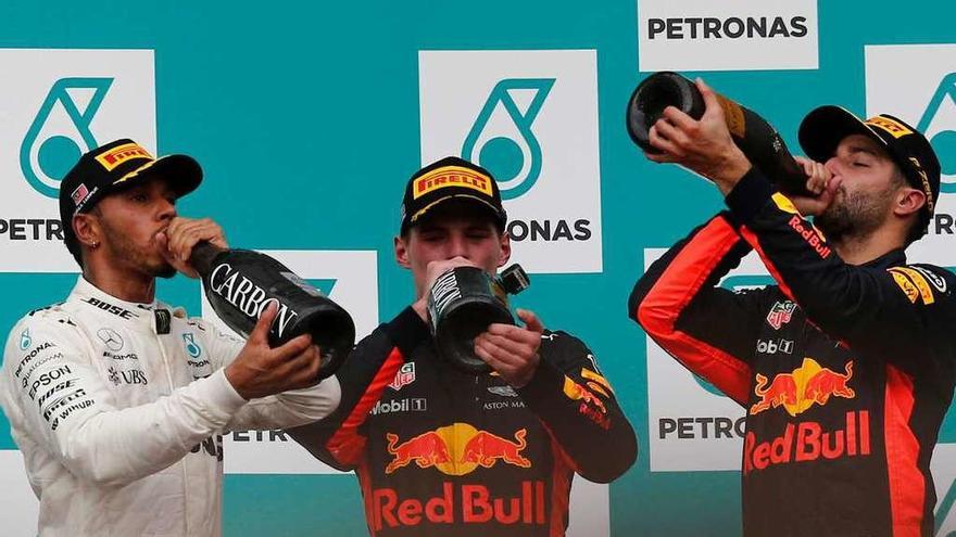 Hamilton, Verstappen y Ricciardo, ayer en el podio del Gran Premio de Malasia.