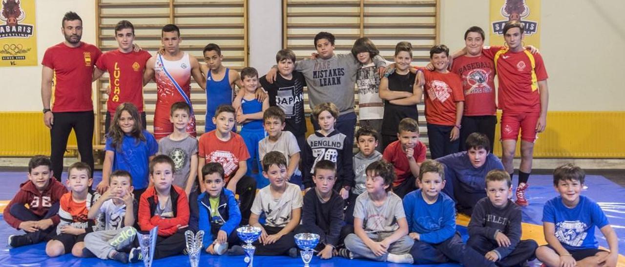 Parte de los componentes del Club de Lucha Sabarís con sus trofeos. FdV