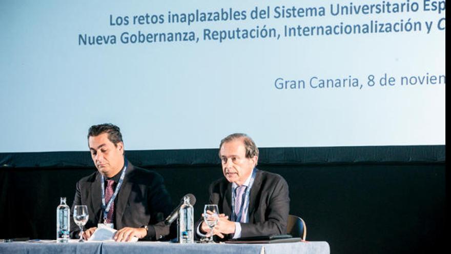 Antonio Abril con el secretario del Consejo Social de la ULPGC, Miguel Ángel Acosta.