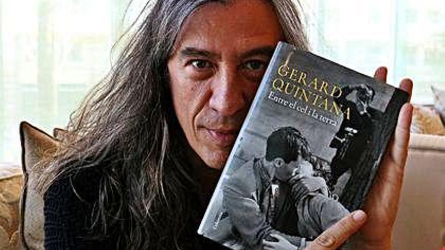 Gerard Quintana amb el llibre