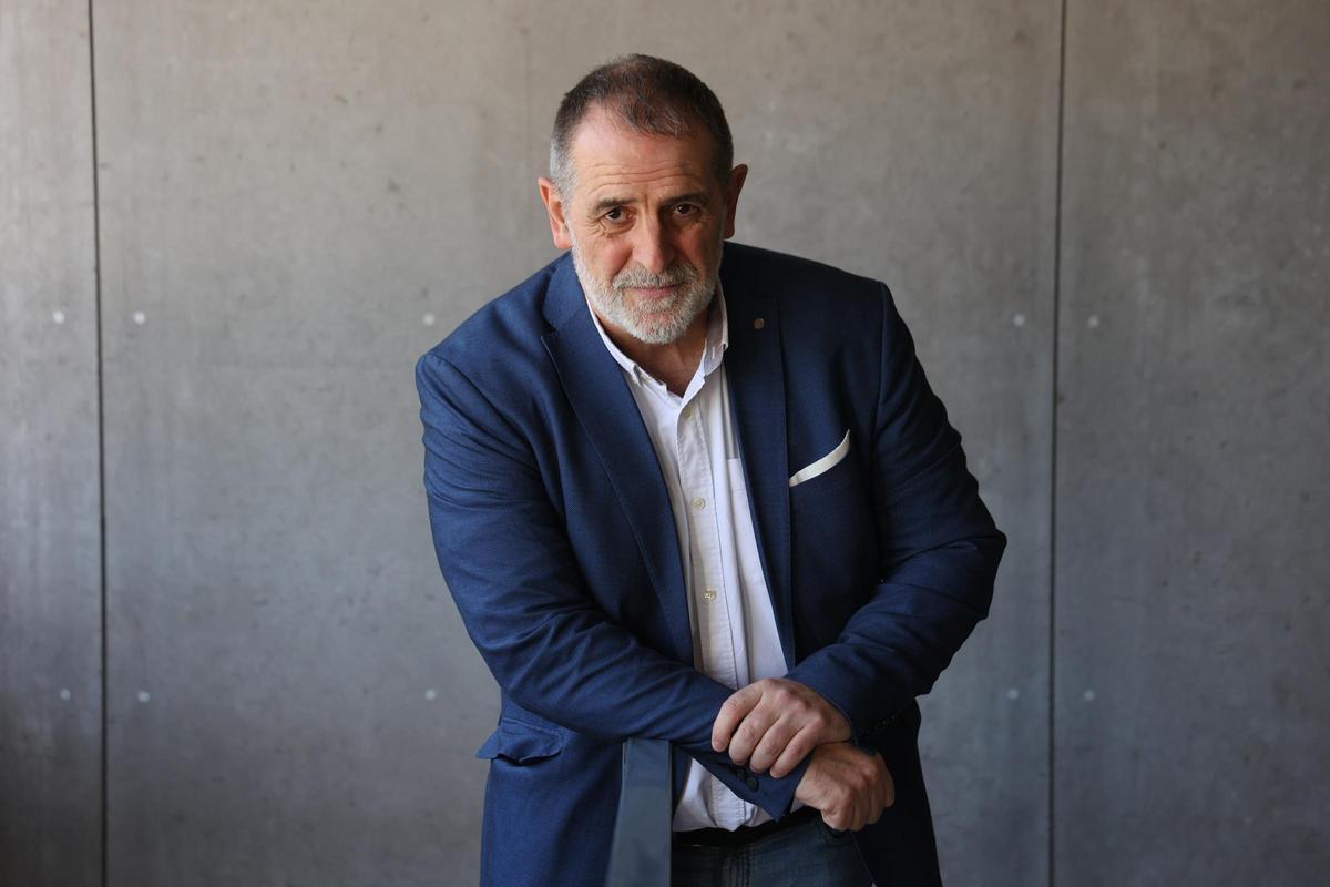 El autor visitó Alicante para conocer las calles por las que transcurre su novela