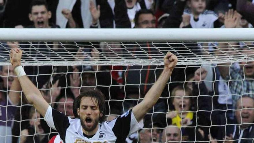 Michu celebra un gol con la camiseta del Swansea.