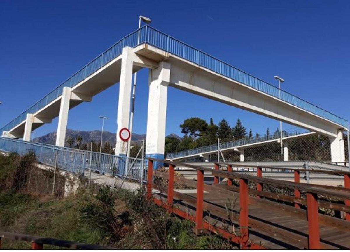 Pasarela sobre la A-7 a su paso por la Costa del  Sol.
