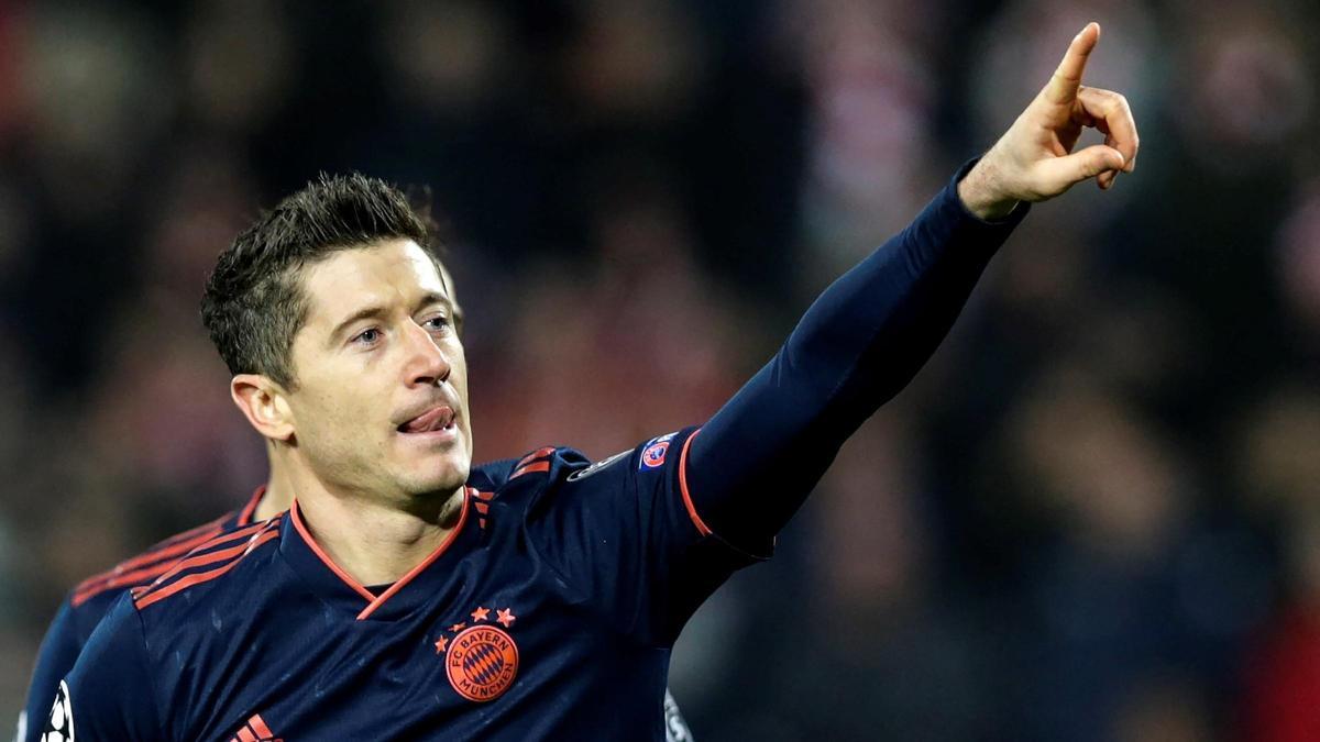 Robert LewanGOLwksi: 700 goles y subiendo.