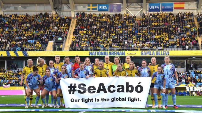 La jugadoras suecas y las españolas posan con la pancarta #SeAcabó
