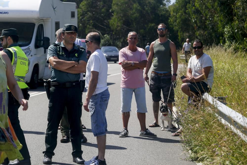 Concentración de los vecinos de Bayas, en Castrillón, contra la presencia de perros en la playa