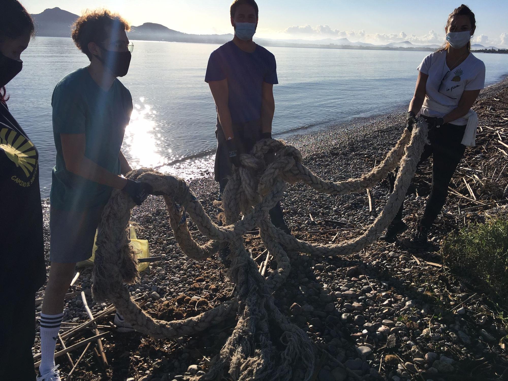 Una veintena de voluntarios reúnen 15 bolsas de basuras del arenal. Es una iniciativa particular de ciudadanos concienciados en la necesidad de mantener las playas limpias