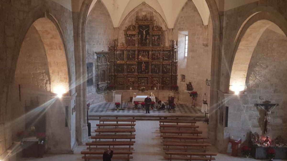 El retablo y la nave central antes de la instalación de la iluminación. | J. V. 