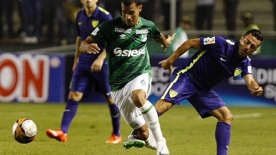 Juan Cabezas, del Deportivo Cali, disputa un balón con Fabio Gómez, del Málaga CF.