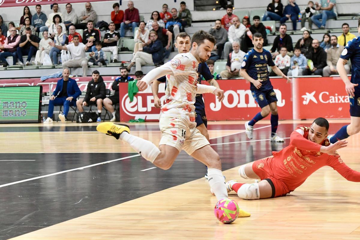 Las imágenes más destacadas del partido entre ELPozo y O Parrulo