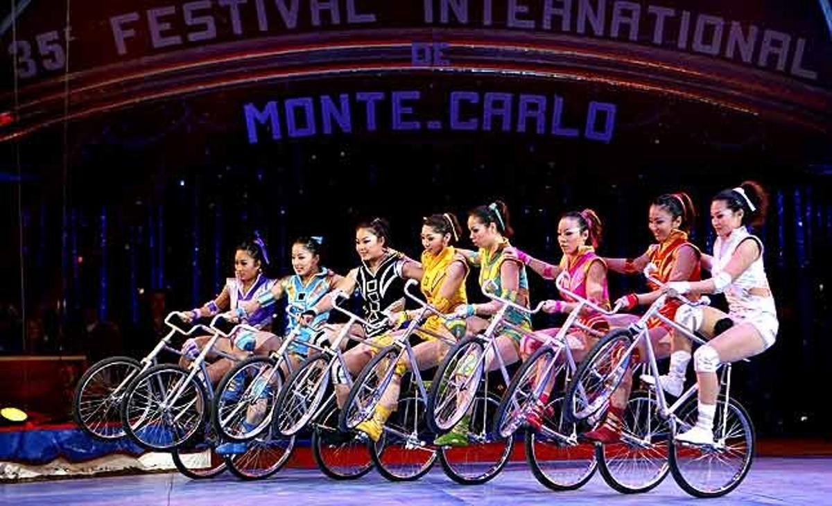 Un grup de noies de la companyia xinesa del Circ Acrobàtic Dalinarealizar actuen durant la cerimònia de premis del 35 Festival Internacional de Circ de Monte Carlo a Mònaco.