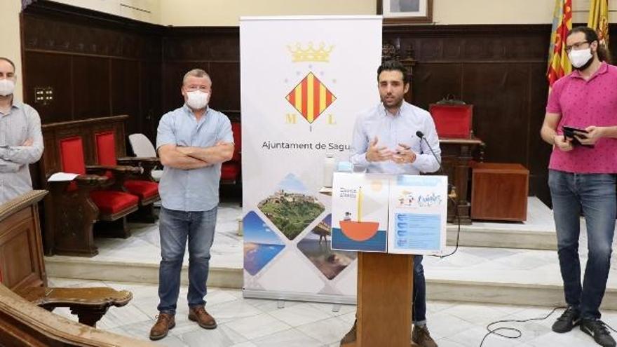 El alcalde y otros ediles, anunciando la medida en rueda de prensa.