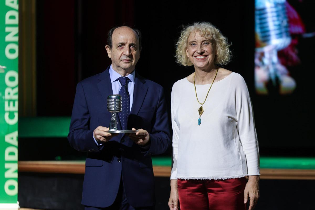 Carlos Rodríguez, galardonado en los premios XIV Onda Cero, en el teatro Pereyra.