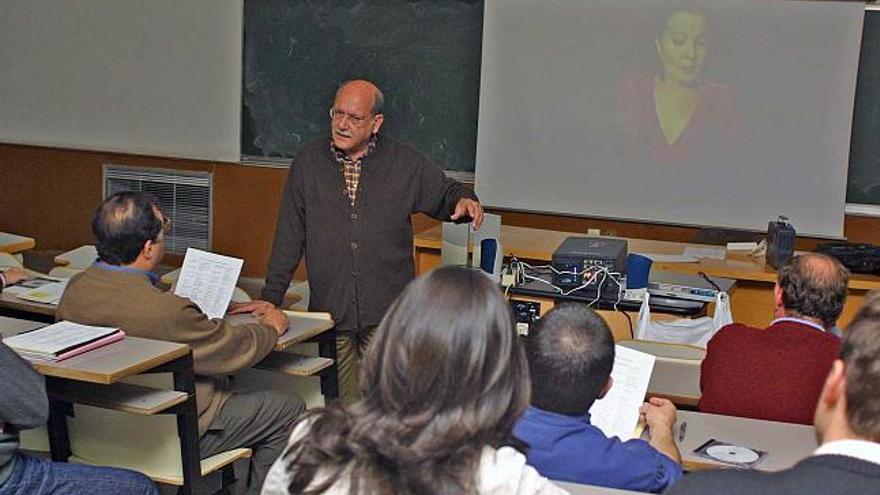 Martínez Bernicola impartiendo una de sus clases sobre flamenco en la Universidad de Alicante