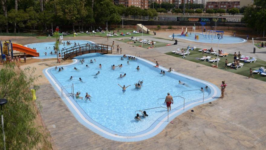 Aforo completo en el estreno de la nueva piscina lúdica de Paiporta -  Levante-EMV